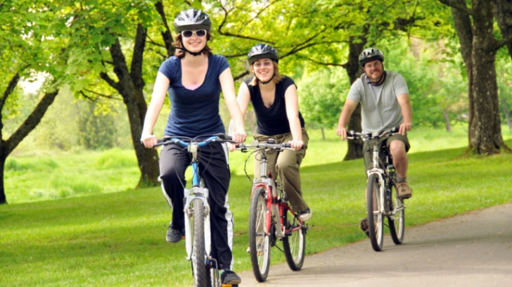 Persoanele care merg pe bicicletă trăiesc mai mult. Câte minute ar trebui să pedalezi săptămânal