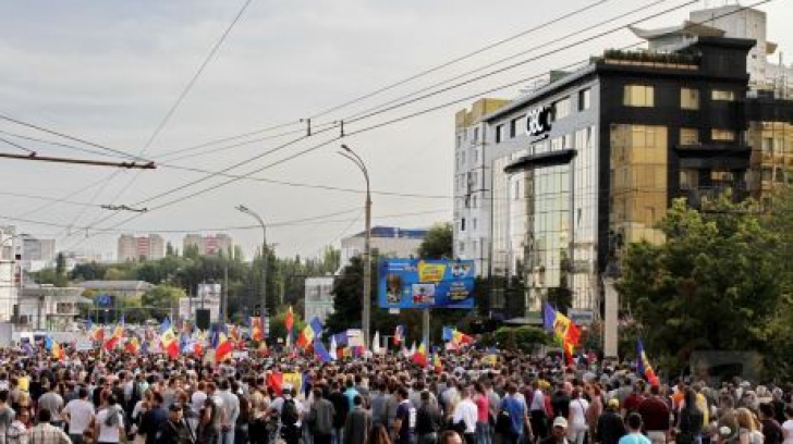 Protestatarii de la Chișinău au luat cu asalt birourile oligarhului Plahotniuc