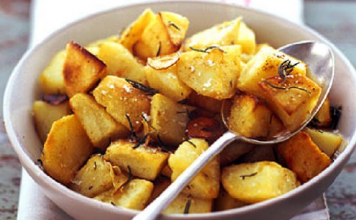 Cea mai simplă reţetă de cartofi cu usturoi. Ingredientul secret pe care puţini îl ştiu