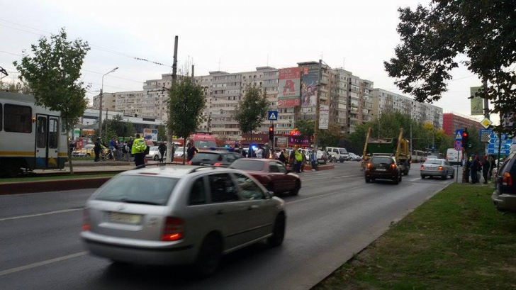 FOTO Accident grav în Capitală! Un om al străzii a fost ucis de un tramvai
