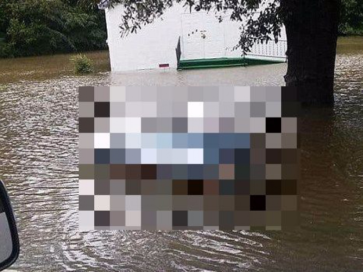 Obiecte ciudate au fost văzute plutind pe apă în urma inundațiilor. Localnicii le-au privit șocați