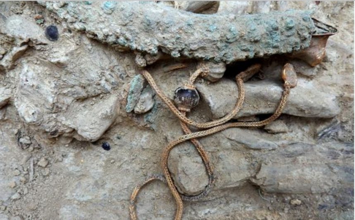 Au găsit mormântul unui luptător, vechi de 3.500 de ani. L-au deschis cu grijă și au încremenit