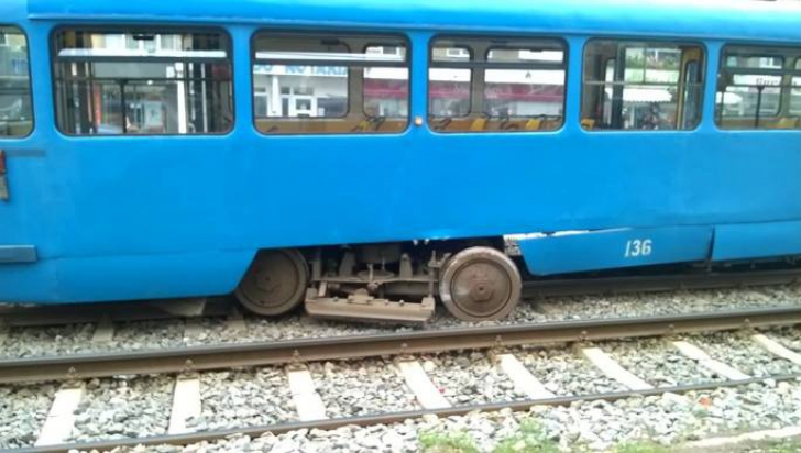 Scene terifiante pentru călători: un tramvai a deraiat şi era să se răstoarne pe şosea