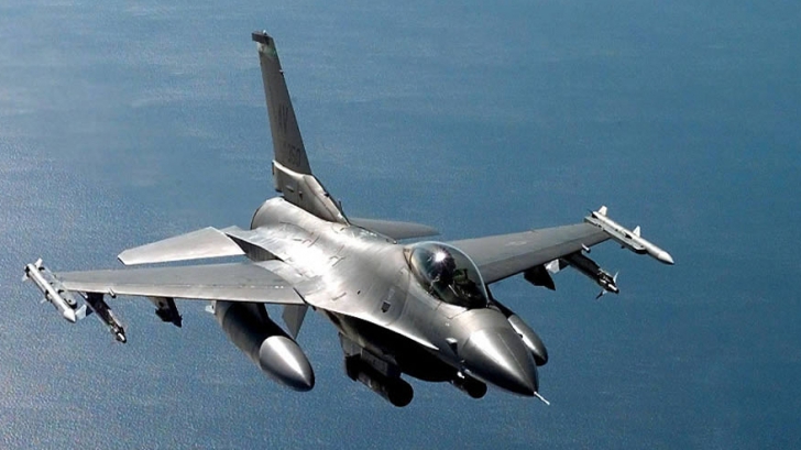 Avion de luptă F-16, prăbuşit în Marea Nordului. Pilotul s-a catapultat