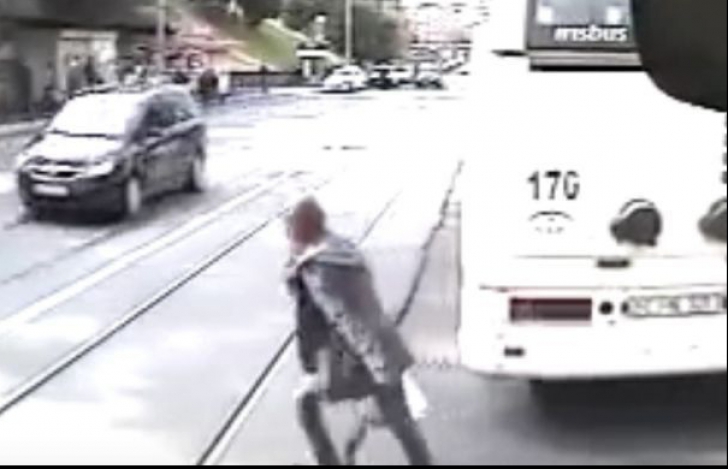 Accident șocant filmat de șoferul unui troleibuz: tânără lovită în plin de o mașină în Cluj-Napoca
