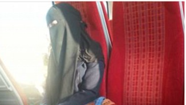 A urcat în tren şi a văzut o femeie musulmană cu faţa acoperită de văl. Reacţia lui e uimitoare