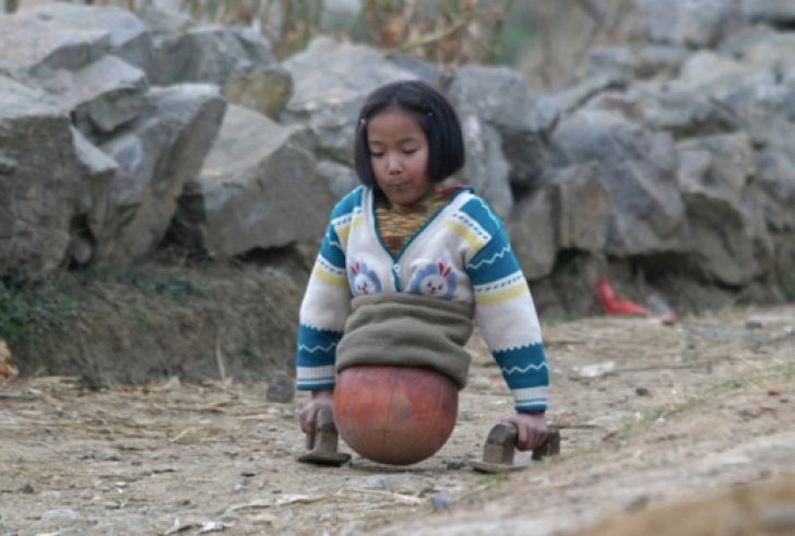 Fetița minge de baschet