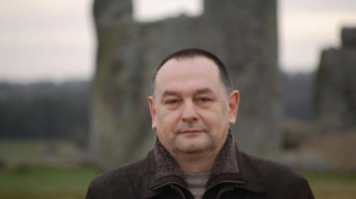 Fostul şef al masonilor din România a dat lovitura ca scriitor în Marea Britanie