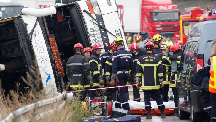 Accident cumplit. 42 de oameni au murit în coliziunea dintre un autocar și un camion