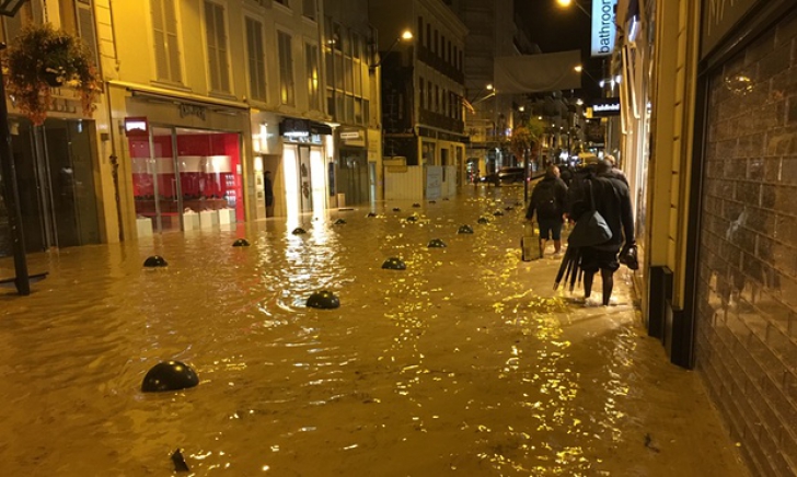 Furtuni violente şi inundaţii pe Coasta de Azur. Cel puţin 13 persoane au murit