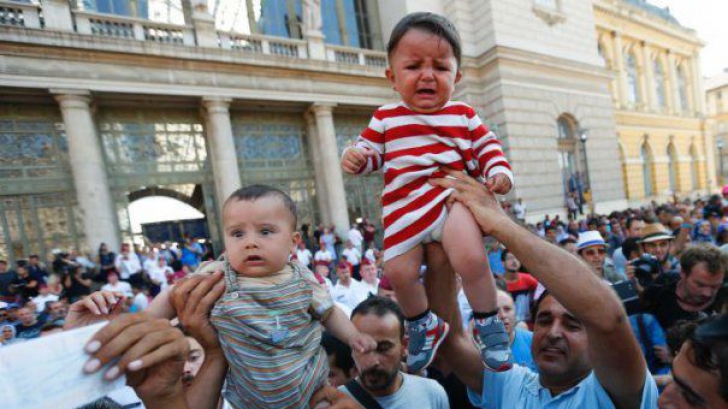 Criza imigranţilor. Ungaria: 7 000 de de refugiaţi, reţinuţi pentru trecerea ilegală a frontierei