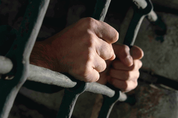 În penitenciarele din România sunt cu aproape 10.000 de deținuți mai mulţi decât prevăd normele CEDO