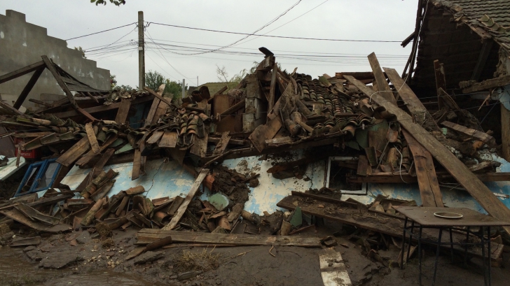 40 de case și 20 de mașini, distruse de apă după potopul din Constanța. Imaginile de coșmar