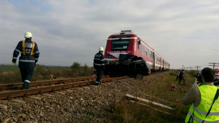 Accident feroviar lângă București. O mașină a fost spulberată de tren. Șoferul a murit pe loc