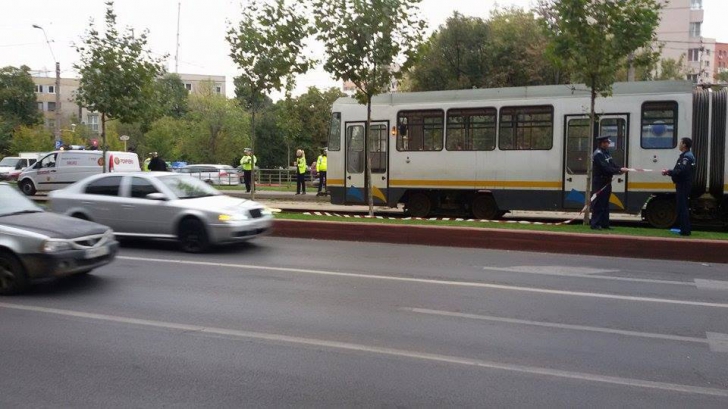 FOTO Accident grav în Capitală! Un om al străzii a fost ucis de un tramvai