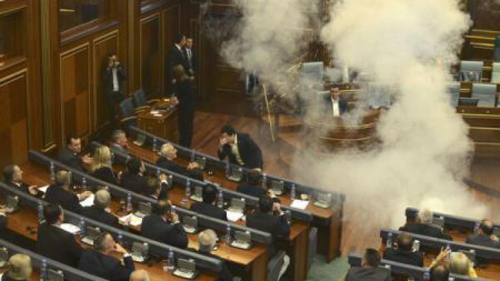 Gaze lacrimogene în Parlamentul din Kosovo. Două deputate au leşinat