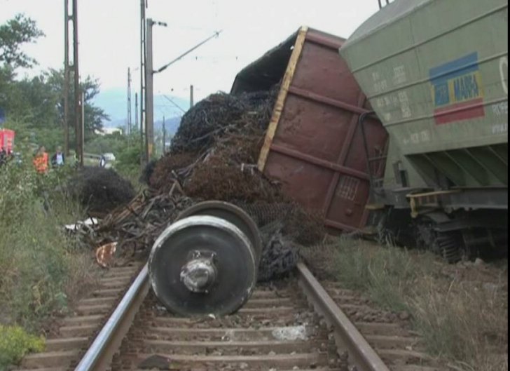 Trafic feroviar blocat între Câmpia Turzii și Cluj! Un tren cu motorină s-a răsturnat!