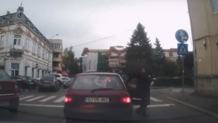 Un şofer din România era să-şi calce cu maşina propria iubită. Imagini tragicomice