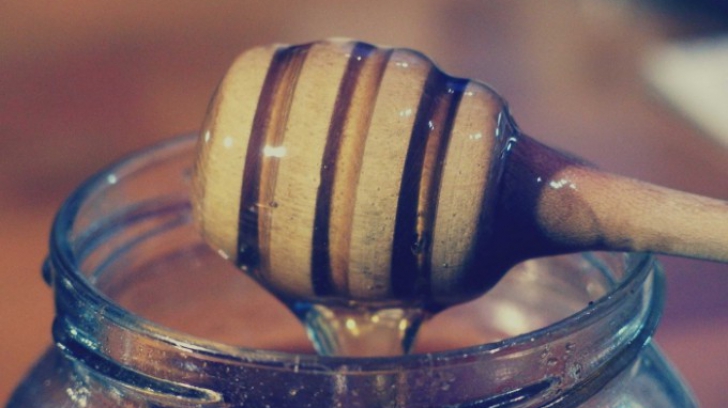 Cum deosebești mierea naturală de cea artificială