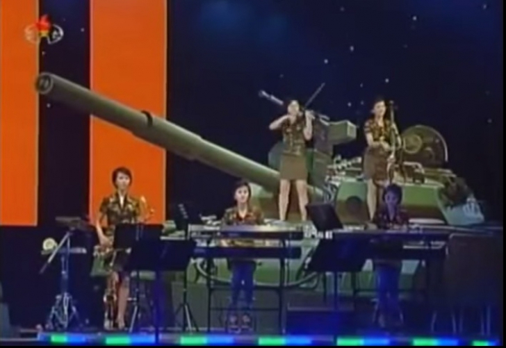 Fabulos! Cea mai tare trupă pop din Coreea de Nord cântă pe un tanc