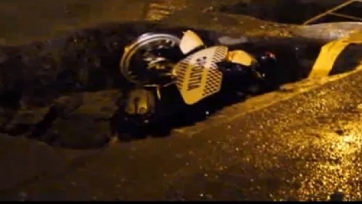 Polițistul mort după ce a căzut cu motocicleta într-o groapă a fost condus astăzi pe ultimul drum 