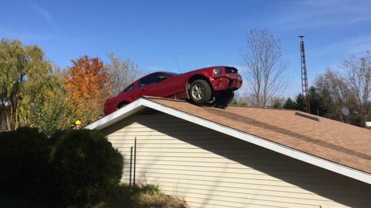 Accident incredibil: un şofer şi-a "parcat" maşina pe acoperişul unei case. Cum a fost posibil