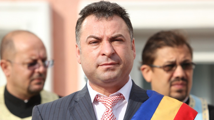 Scandal la Primăria din Năvodari: edilul Nicolae Moga, acuzat că a tăiat cablurile TV din oraş