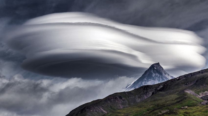GALERIE FOTO Imagini bizare cu „norii OZN” care au acoperit munții din Rusia