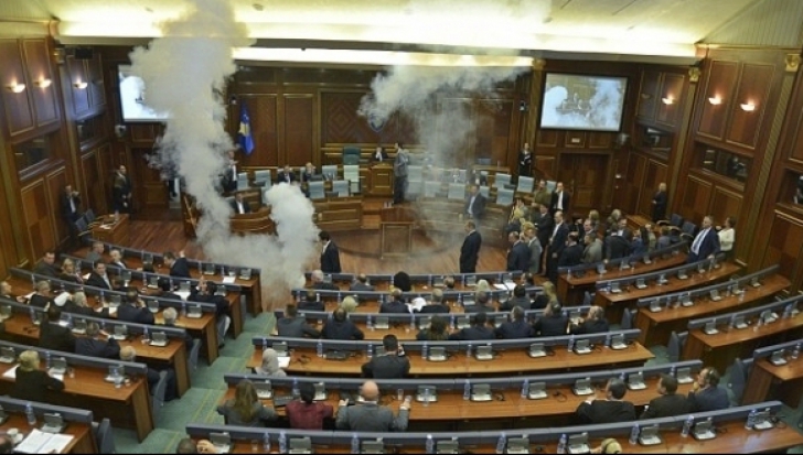 Politică dusă la extrem, în Kosovo! Opoziția blochează votul cu gaze lacrimogene