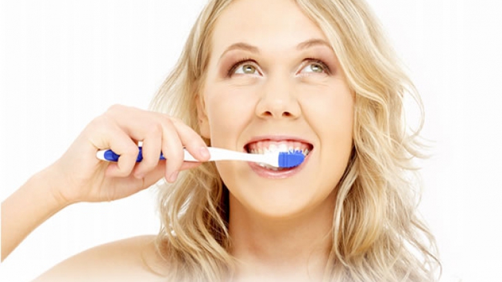 Atenţie la ce cumpăraţi! Un ingredient din pasta de dinţi, extrem de periculos pentru sănătate