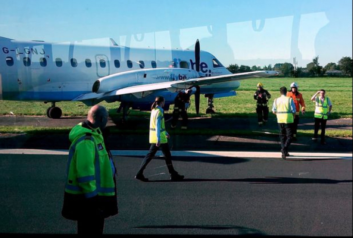 Incident pe aeroport. Pasagerii au fost nevoiți să sară din avionul aflat în mișcare