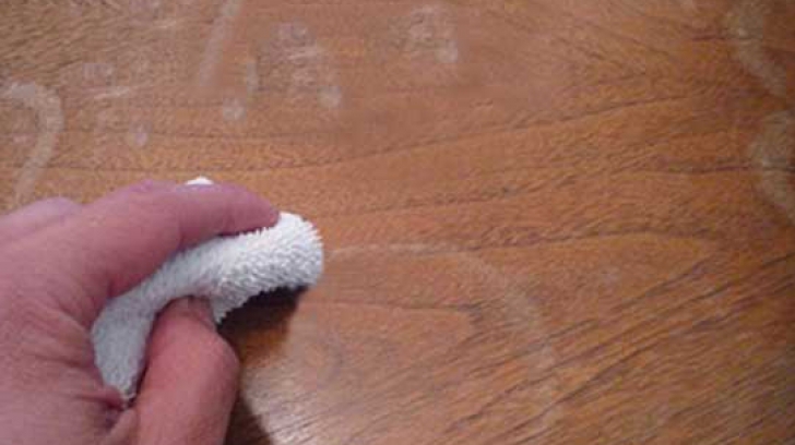 Cum să cureţi petele de pe mobilă cu un produs pe care sigur îl ai în casă
