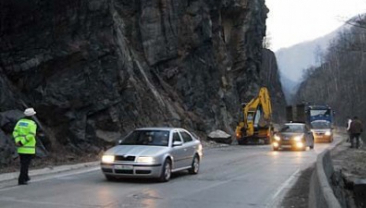 Atenţie, şoferi: căderi de pietre pe DN57, în zona Berzeasca. Traficul este îngreunat