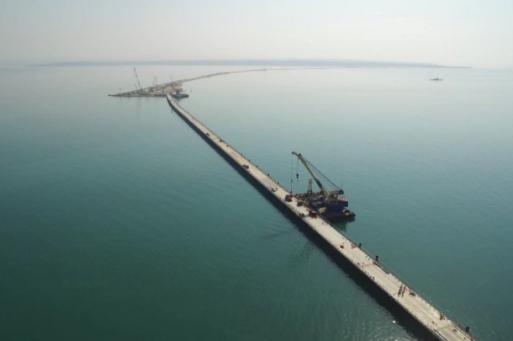 Ruşii se grăbesc. Podul care leagă Rusia de Crimeea a fost terminat. Trebuia să fie gata în 2018