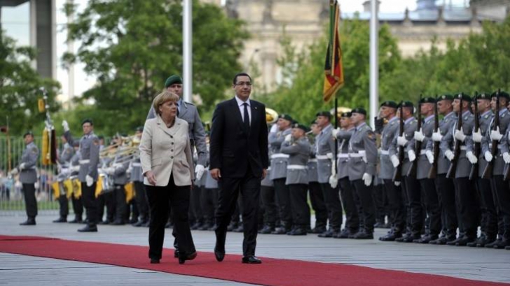 Klaus Iohannis şi Victor Ponta se întrec în fotografii cu Angela Merkel, de ziua Germaniei 