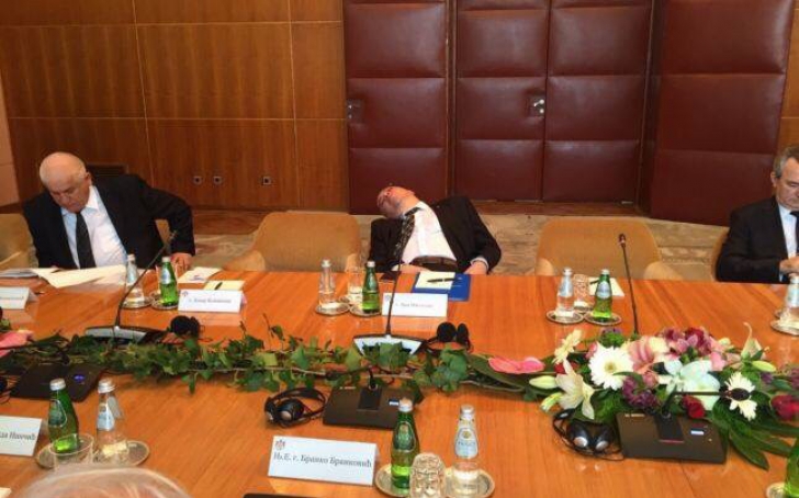 Dan Mihalache a adormit la vizita oficială în Serbia. Replica sa: "Poza e o manipulare ordinară" 