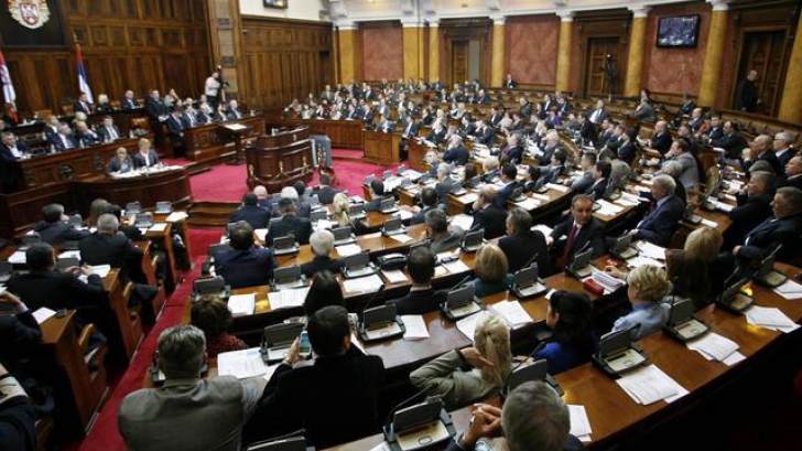 Noi proteste în Parlamentul din Kosovo față de acordul cu Serbia. Două deputate au leșinat 