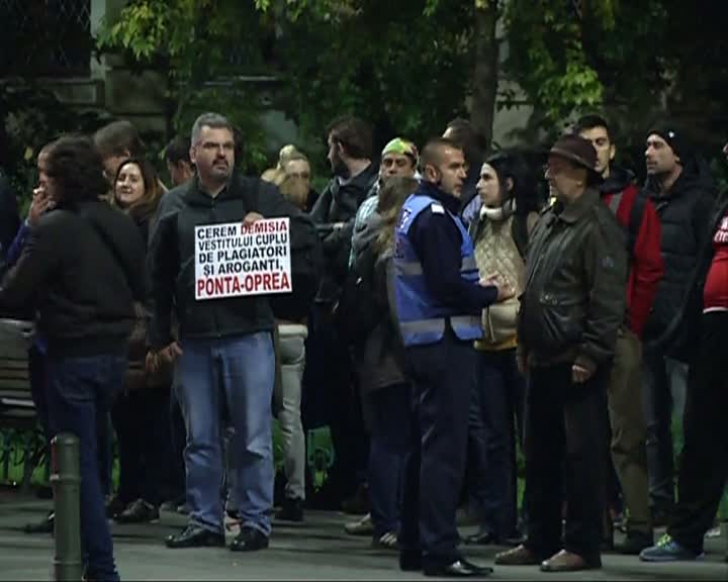 Încă un protest la adresa lui Oprea. Peste 200 de bucureșteni i-au cerut demisia 