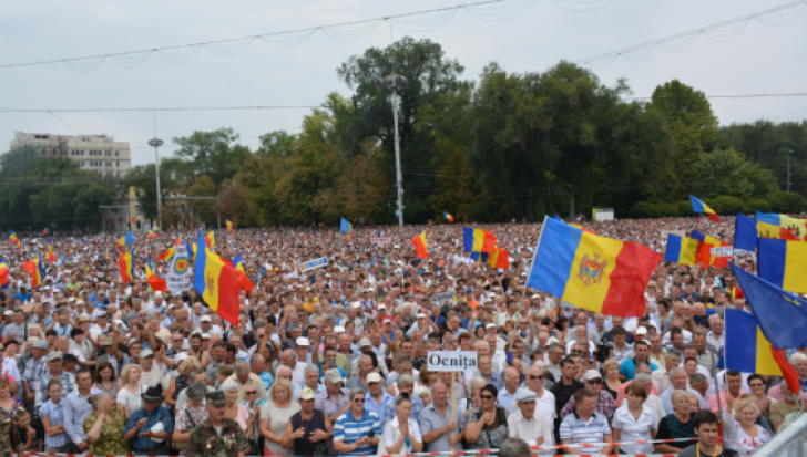 Mii de oameni au protestat, astăzi, la Chişinău. Ce le-au cerut aceştia liderilor ţării
