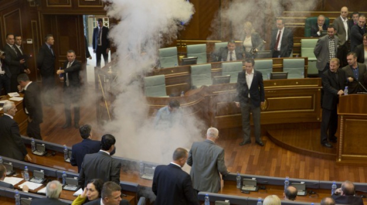 Protest cu gaze lacrimogene în parlamentul din Kosovo. Opoziţia denunţă un acord cu Serbia