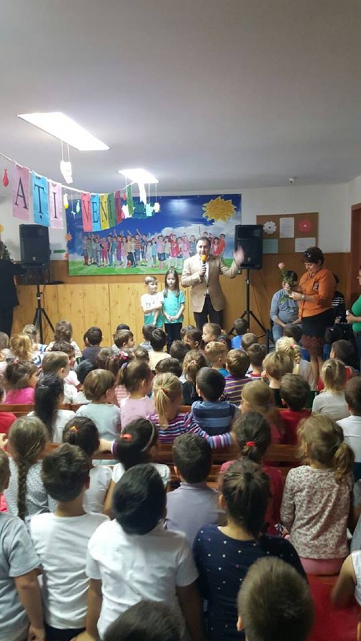 Deputatul PSD Cristian Rizea, campanie electorală în grădiniţele din sector, lângă 150 de copii 