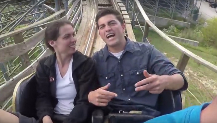 Au urcat împreună într-un roller coaster, apoi ceva special s-a petrecut. Clipul a devenit viral