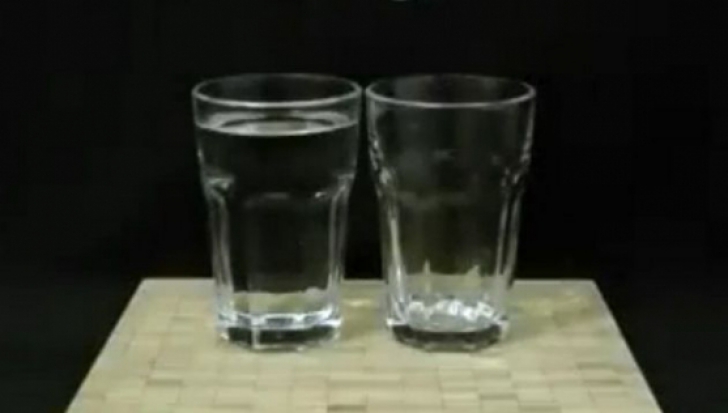 Nu crezi până nu vezi cu ochii tăi! Cum transferi apa dintr-un pahar în altul, fără să le atingi