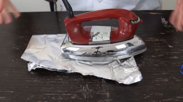 VIDEO VIRAL - Ce poți face cu un fier de calcat și o folie de aluminiu. Nimeni nu știa asta!