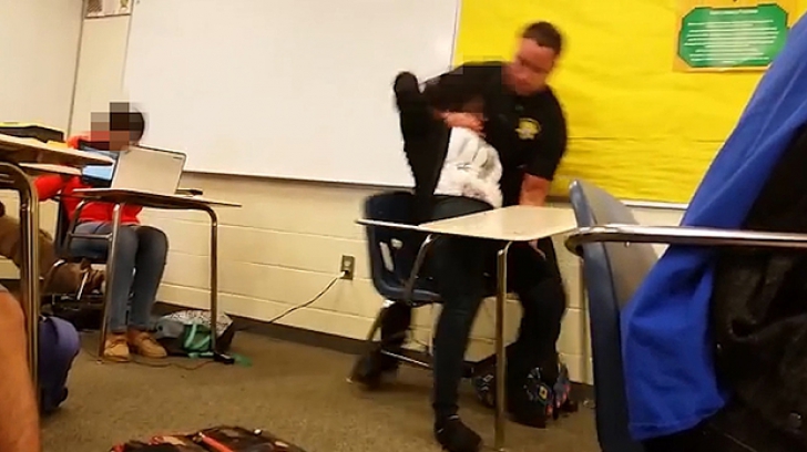 SUA. Poliţistul a arestat şi a bătut o elevă, direct în bancă. Imaginile sunt virale