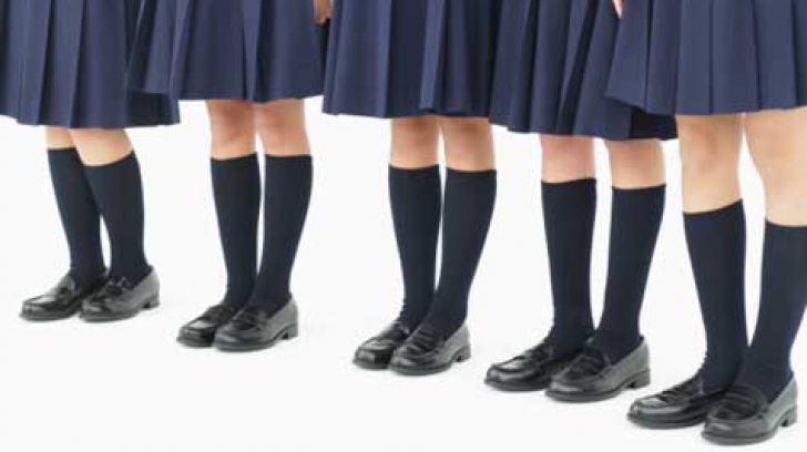 Directoarea unei şcoli, demisă după ce a trimis acasă o elevă care nu venise în uniformă
