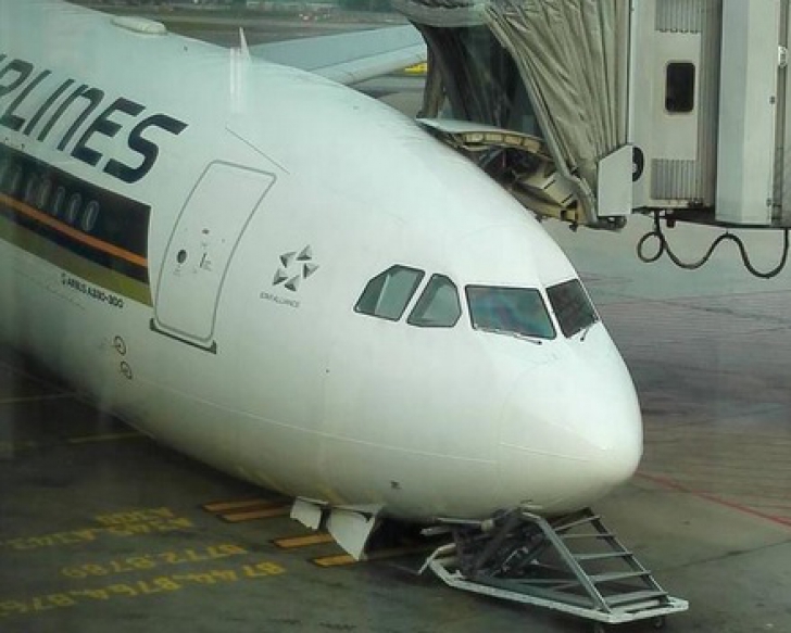 Incident pe aeroportul din Singapore. Botul unui avion s-a prăbuşit la pământ