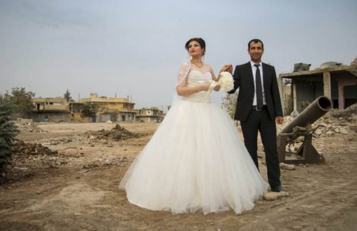 Pozele care au devenit viral pe Facebook. Prima nuntă dintr-un oraş sirian eliberat din mâinile ISIS