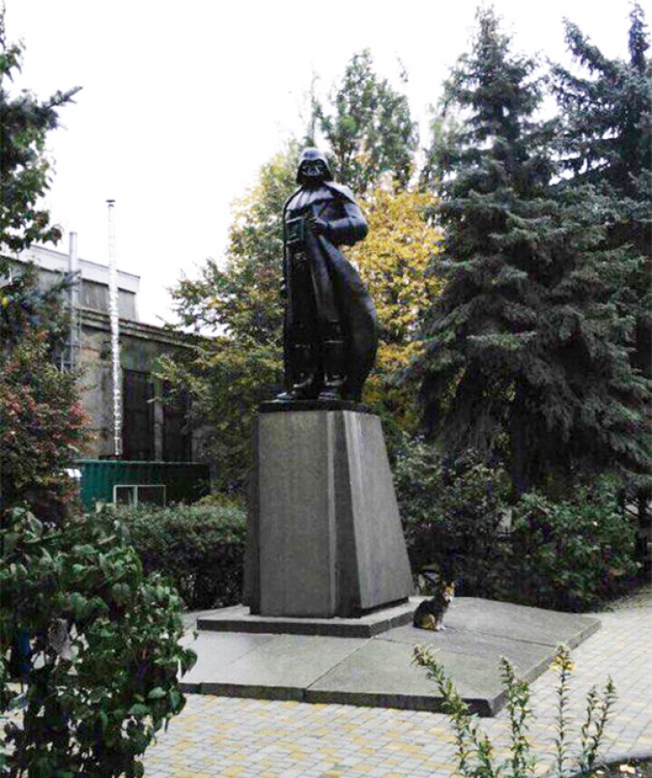 FOTO. Lenin, Lodul Intunericului? Iată ce s-a întâmplat peste noapte cu o statuie din Odessa