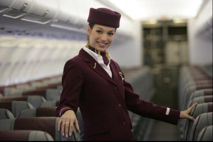 Cum a fost surprinsă o stewardesă, în timpul serviciului, cu un pasager. Călătorii au fost uimiți